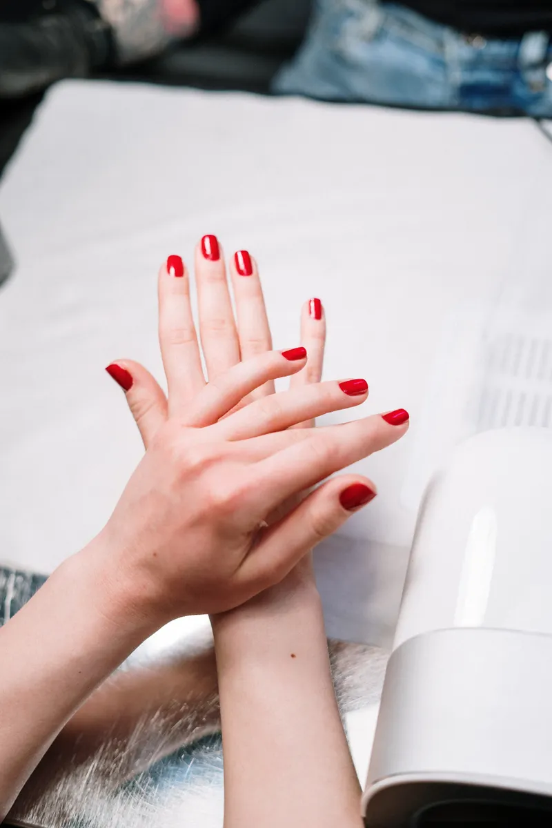 Manicura en rojo intenso